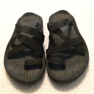 Women’s TEVA “ Vera” sandals- backless strappy blk thong- size 8 - worn twice!